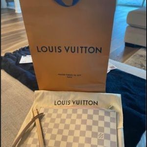 Never used. This is authentic Louis Vuitton...